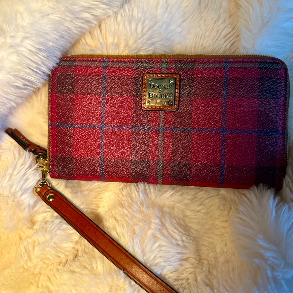 Dooney and Bourke clutch